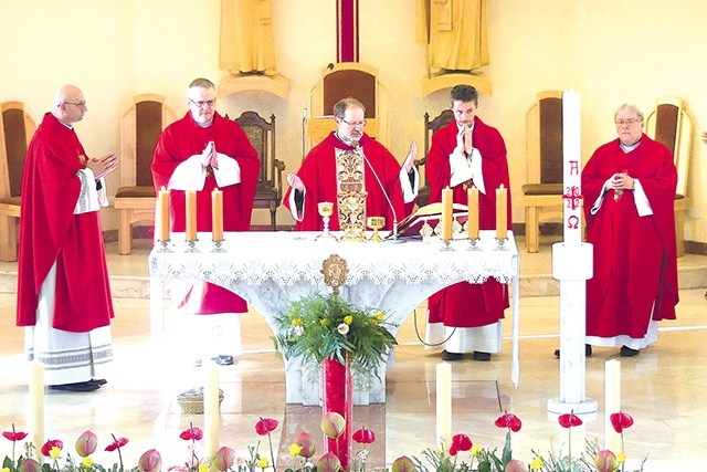 ▲	Duszpasterze przy ołtarzu podczas odpustowej Mszy św. w pallotyńskiej świątyni.