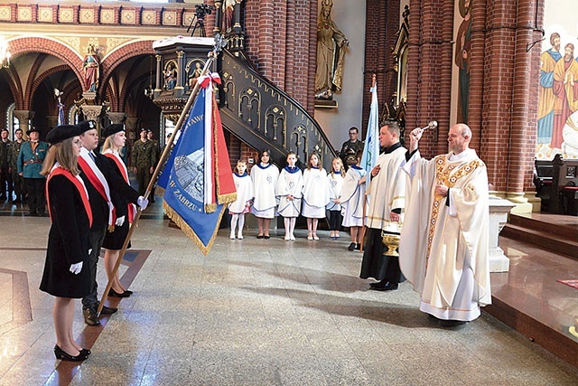 ▲	Emblemat poświęcił ks. Grzegorz Skop, proboszcz parafii św. Anny.