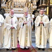 Pamiątkowe zdjęcie z biskupem świdnickim.