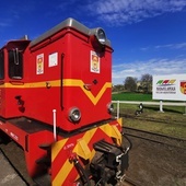 Tabor ciągnie rumuńska lokomotywa spalinowa. 
