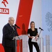 Wicepremier Jacek Sasin podczas konferencji prasowej na temat rozwoju Orlenu.