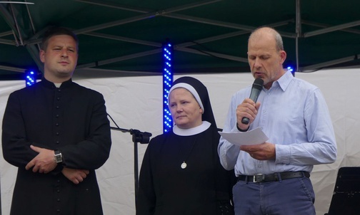 Od lewej: ks. Piotr Maślanka, s. Marlena Szlachta i Bertrand Bisch.