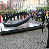 Bezwzględny bohater na skalę światową