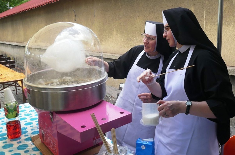 Siostry Noemi i Benedykta zadebiutowały przy produkcji waty cukrowej.