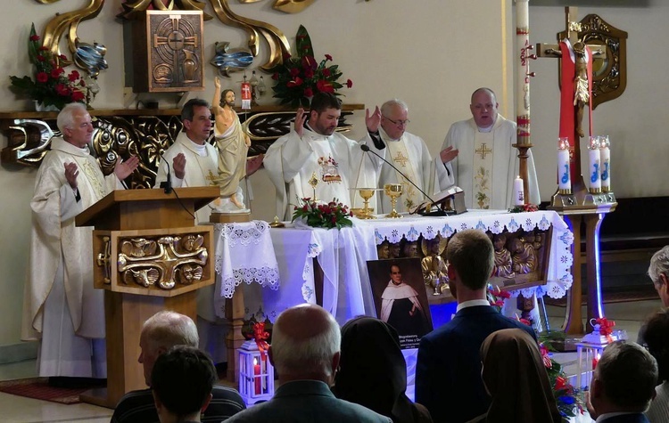 Duszpasterze celebrujący Mszę św. w dniu przekazania Trzebini relikwii bł. Franciszka Palau.