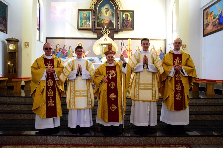 Wyświęceni diakoni wraz z biskupem, rektorem i ojcem duchownym.