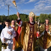 Poświęcenie placu pod budowę kościoła w Chojniku.