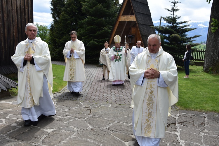 Kard. Dziwisz w parafii św. Anny w Zębie 