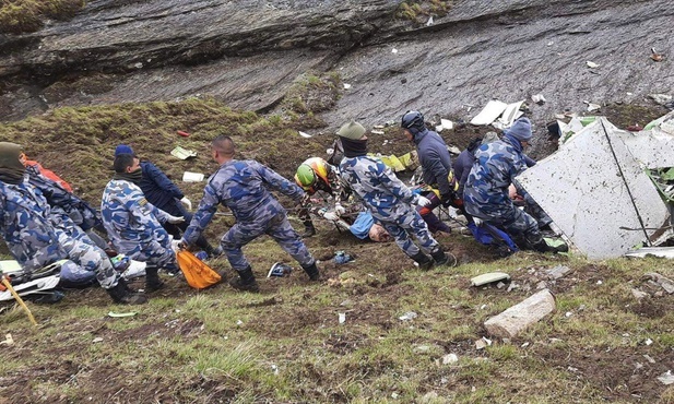 Nepal: Ratownicy wydobyli ciała 21 ofiar katastrofy samolotu