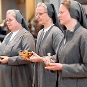 Siostry niosące w procesji z darami chleb, wino i wodę.