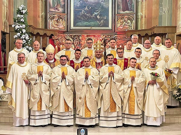 Neoprezbiterzy z biskupami i przełożonymi seminaryjnymi.