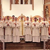 Sześciu nowowyświęconych diakonów diecezji elbląskiej. 