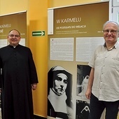Ks. Henryk Wolff i Mirosław Majchrzak zachęcają do obejrzenia wystawy.