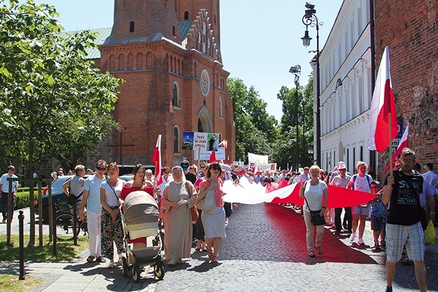 	Na organizowany po pandemicznej przerwie w tę niedzielę w Płocku 10. Marsz dla Życia i Rodziny szczególnie zaproszeni zostali właśnie wielodzietni z całej diecezji (na zdjęciu − wydarzenie z 2019 r.).