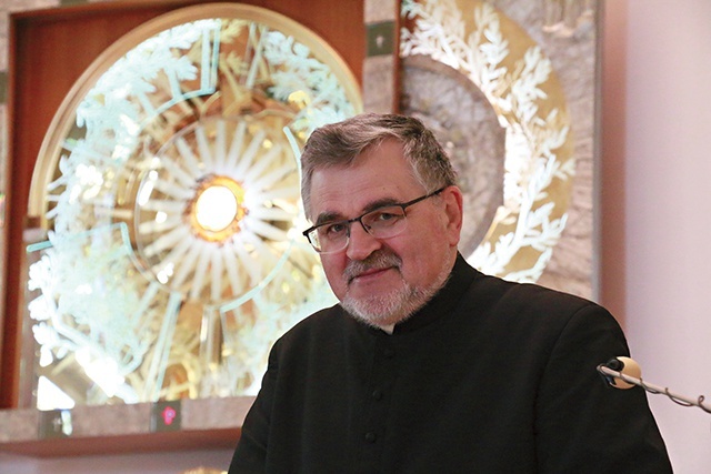 ▲	Ksiądz Ryszard Winiarski zachęca do czynnego udziału w życiu parafialnym.