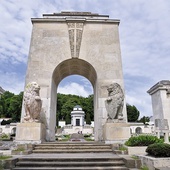 Uporządkowany po okresie niszczenia przez wandali i sowiecką władzę cmentarz Orląt we Lwowie otwarto w 2005 roku. Rzeźby lwów nie wróciły jednak na pomnik Chwały.