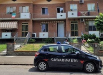 Włochy. Opiekunka wyrzuciła dziecko przez okno