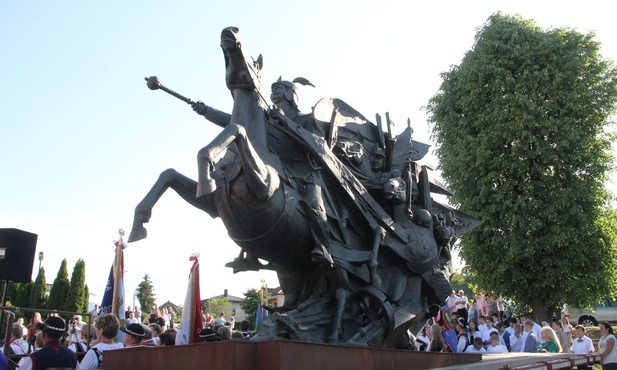 Pomnik-pielgrzym króla Jana III Sobieskiego przybył do Podegrodzia