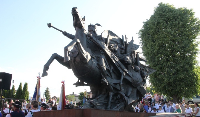 Pomnik-pielgrzym króla Jana III Sobieskiego przybył do Podegrodzia
