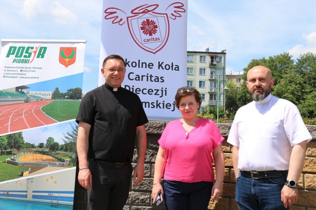 Ks. Damian Drabikowski, Iwona Stępniewska i ks. Karol Piłat (z lewej) dziękują wolontariuszom ze Szkolnych Kół Caritas.