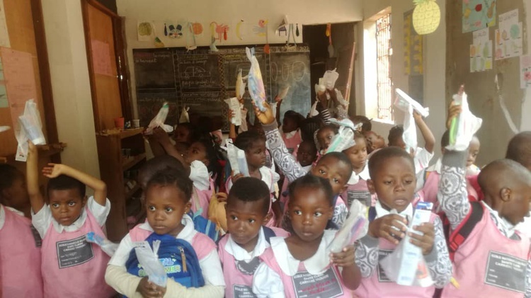 Dzięki ludziom dobrej woli ponad 300 uczniów z Kamerunu ukończy rok szkolny