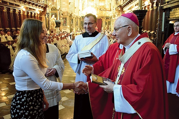 Z rąk abp. Budzika dokument synodalny w imieniu młodzieży odebrała Karolina Kwasek.