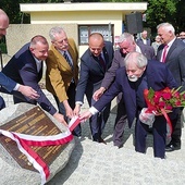 Moment odsłonięcia obelisku upamiętniającego prof. Majewskiego.