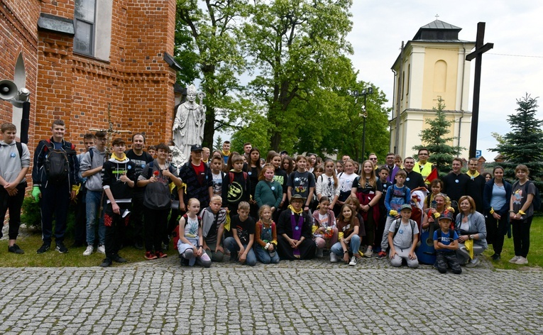 Uczestnicy przed figurą św. Stanisława w nadwiślańskim sanktuarium.