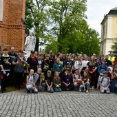 Uczestnicy przed figurą św. Stanisława w nadwiślańskim sanktuarium.