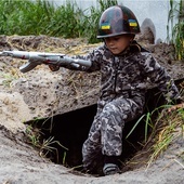 Pięcioletni Walentyn bawi się w żołnierza obrony terytorialnej Sił Zbrojnych Ukrainy.
30.05.2022 Stojanka, Ukraina
