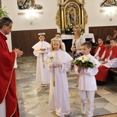 Tatiana niesie w darze flagę narodową Ukrainy.