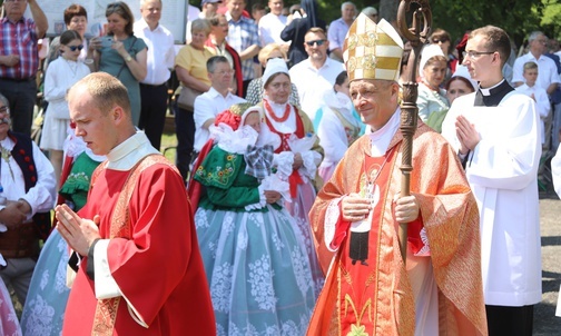 Modlitwom pod papieskim krzyżem na Kaplicówce przewodniczył bp Roman Pindel. 