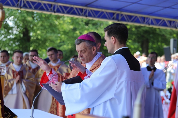 Bp Pindel ustanowił nowych nadzwyczajnych szafarzy Komunii Świętej i modlił się o Boże błogosławieństwo dla nich.