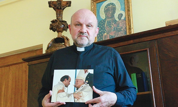 ▲	Ks. Sławomir Laskowski otrzymał święcenia kapłańskie z rąk Ojca Świętego.