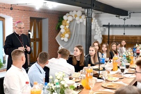 Biskup w czasie kolacji podszedł bliżej młodych, by z nimi porozmawiać.