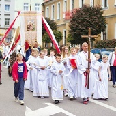 ▼	Na zakończenie uroczystości odbyła się procesja eucharystyczna ulicami miasta.