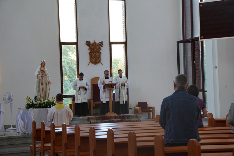 Nabożeństwo fatimskie w parafii pw. św. Stanisława Kostki we Wrocławiu