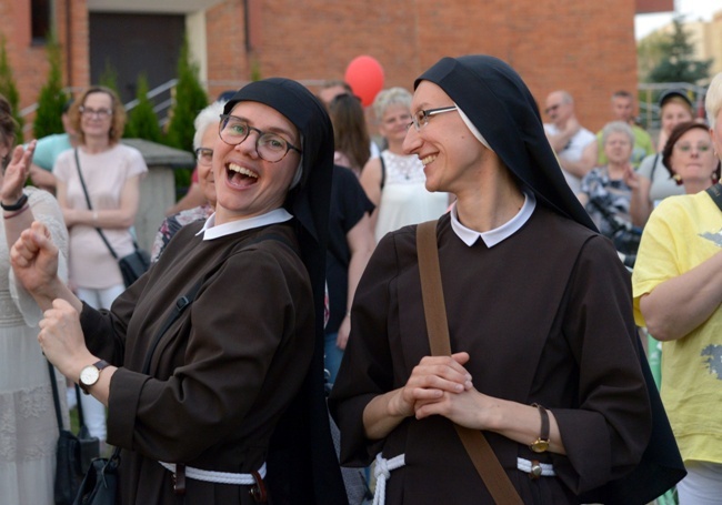 Swoim entuzjazmem zarażały siostry kapucynki, które na festyn przyjechały ze Zwolenia.