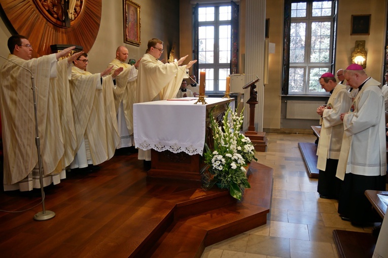 Na zakończenie liturgii neoprezbiterzy udzielili prymicyjnego błogosławieństwa.