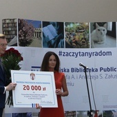 Okolicznościowy grawer i Nagrodę Prezydenta Miasta Radomia na ręce Przemysława Czai przekazała Katarzyna Kalinowska.