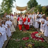 Tradycje kwietnych dywanów na procesję Bożego Ciała przekazywane są z pokolenia na pokolenie