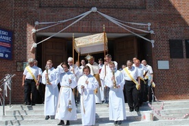 Procesja wychodzi z parafii Trójcy Przenajświętszej w Stalowej Woli.