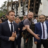 Macron w Irpieniu: Tu popełniono zbrodnie wojenne
