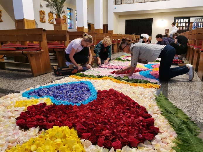 Kwiatowy dywan w Koszycach Małych
