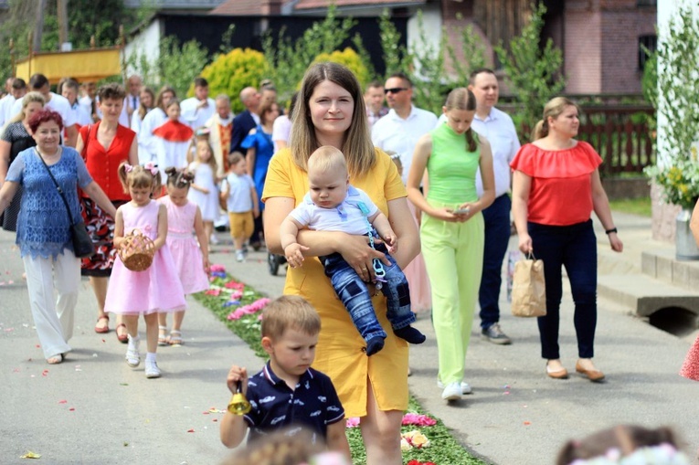 Procesja Bożego Ciała po kwietnych dywanach w Kluczu