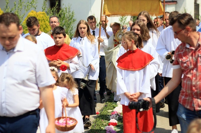 Procesja Bożego Ciała po kwietnych dywanach w Kluczu