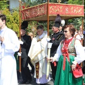 Panu Jezusowi w procesji przez Wilamowice towarzyszyła liczna grupa parafian w tradycyjnych strojach.