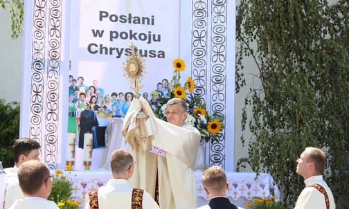 Błogosławieństwo przy ołtarzu obok Ochronki im. św. Bilczewskiego. 