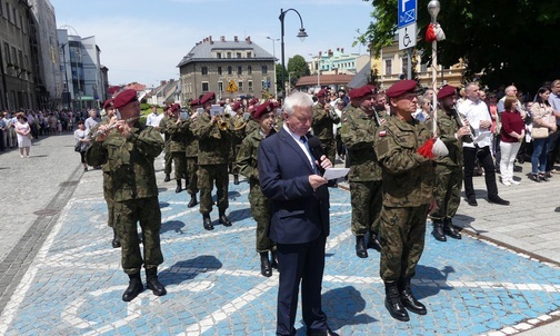 Wojskowa orkiestra znów towarzyszyła uczestnikom bielskiej procesji Bożego Ciała.