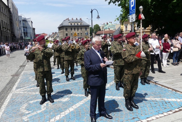 Wojskowa orkiestra znów towarzyszyła uczestnikom bielskiej procesji Bożego Ciała.